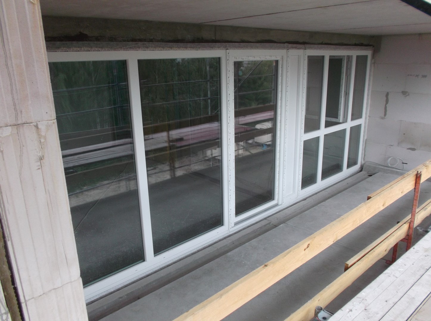 04.08.2014 - Balkon mit Fensterfront hofseitig